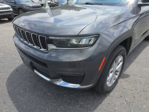 Used 2022 Jeep Grand Cherokee L Limited image 11