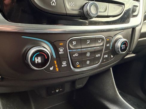 Used 2021 Chevrolet Traverse LT image 13