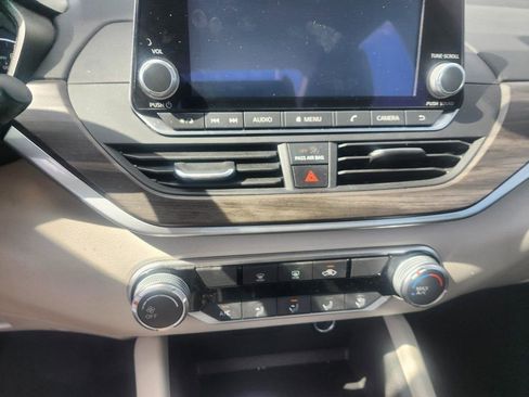 Used 2025 Nissan Altima 2.5 SV image 14