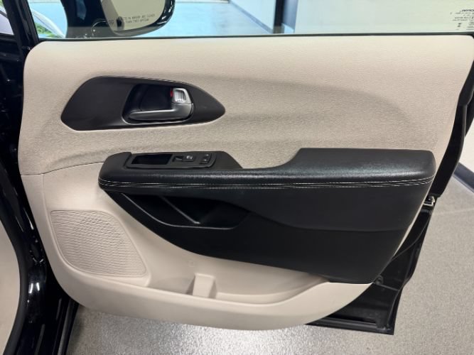 Used 2024 Chrysler Pacifica Limited FWD image 36