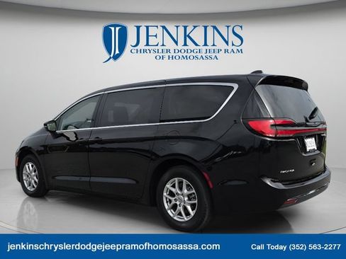 Used 2024 Chrysler Pacifica Touring-L FWD image 8