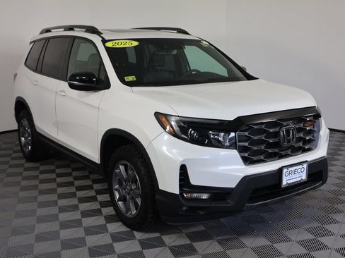 Used 2025 Honda Passport TrailSport image 1