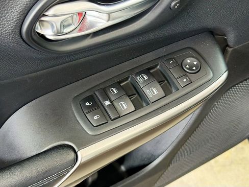 Used 2020 Jeep Cherokee Limited AWD/4WD image 19
