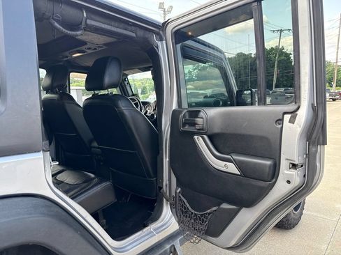 Used 2018 Jeep Wrangler Unlimited Rubicon w/ Connectivity Group AWD/4WD image 44