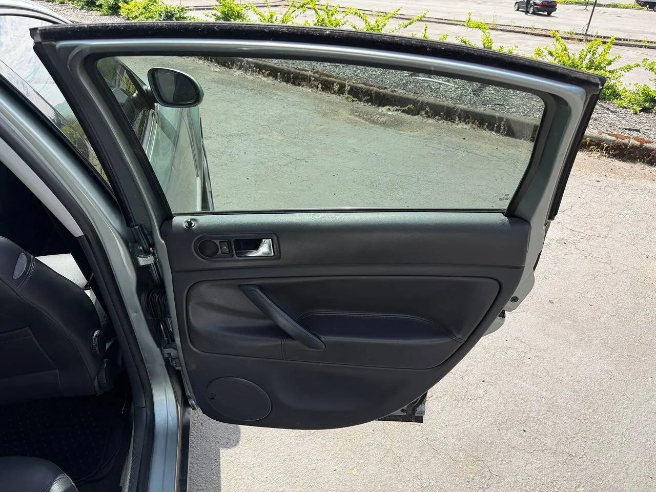 Used 2005 Volkswagen Passat GL FWD image 18