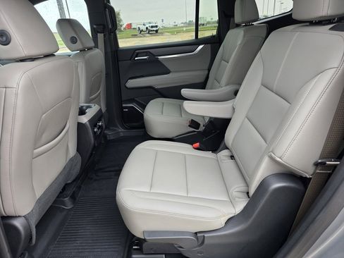 Used 2025 GMC Acadia Elevation w/ Elevation Premium Package image 18