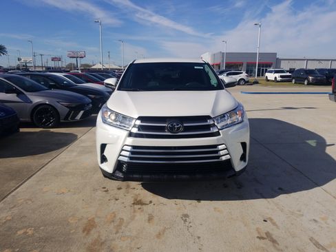 Used 2019 Toyota Highlander LE image 2