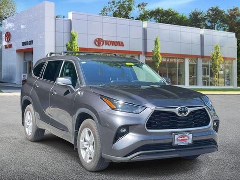Used 2022 Toyota Highlander LE AWD/4WD image 1