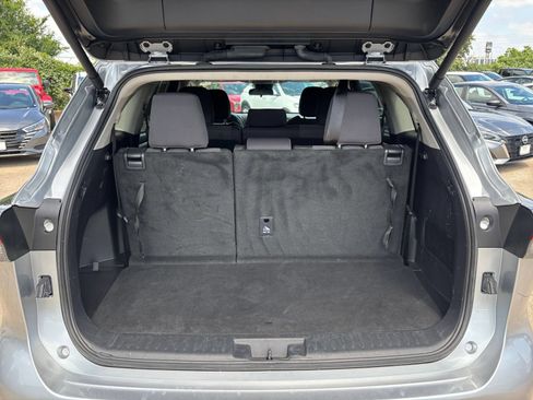 Used 2025 Toyota Highlander LE FWD image 33
