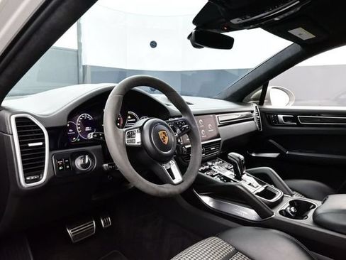 Certified 2021 Porsche Cayenne Turbo S w/ Lightweight Sport Package AWD/4WD image 4