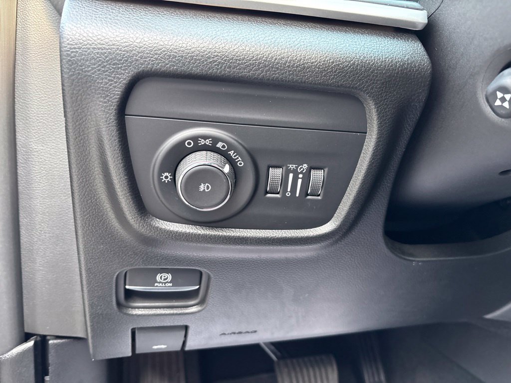 Used 2023 Jeep Grand Cherokee Limited w/ Luxury Tech Group II RWD image 36