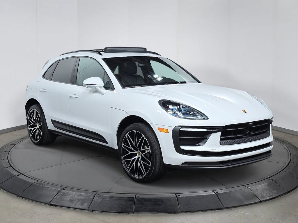 Certified 2026 Porsche Macan AWD/4WD image 9