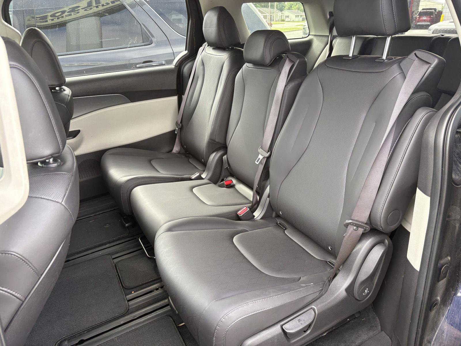 Used 2023 Kia Carnival LX FWD image 14