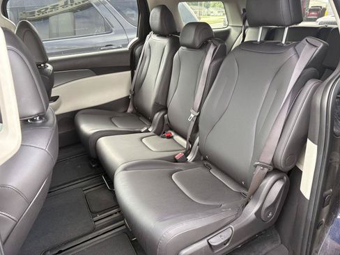 Used 2023 Kia Carnival LX FWD image 14