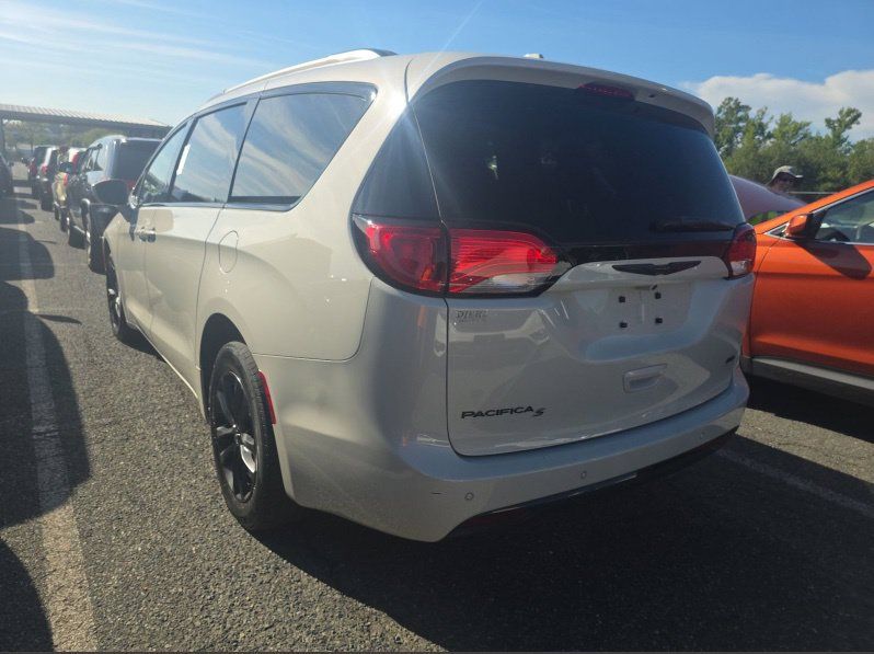 Used 2020 Chrysler Pacifica Touring-L AWD/4WD image 4