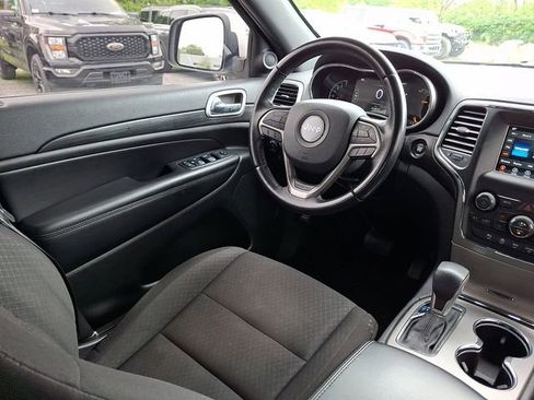 Used 2019 Jeep Grand Cherokee Laredo AWD/4WD image 18