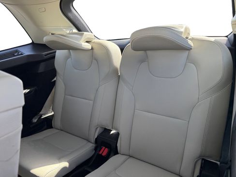 Used 2023 Volvo XC90 B6 Plus image 12