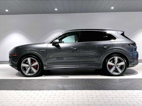 Used 2025 Porsche Cayenne S image 2
