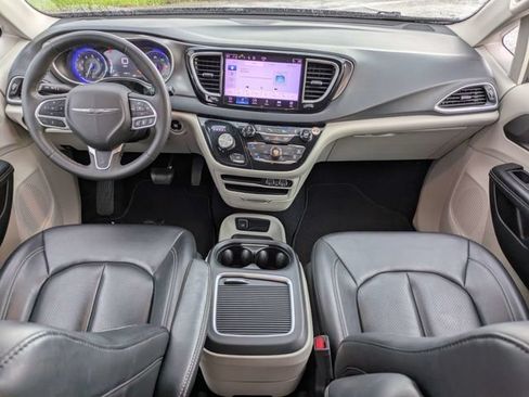 Used 2023 Chrysler Pacifica Touring-L FWD image 16