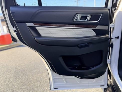 Used 2017 Ford Explorer Platinum image 16