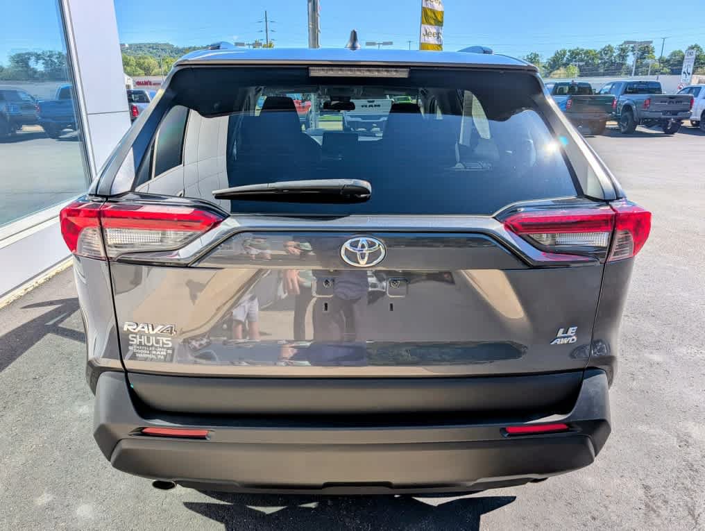 Used 2021 Toyota RAV4 LE AWD/4WD image 5