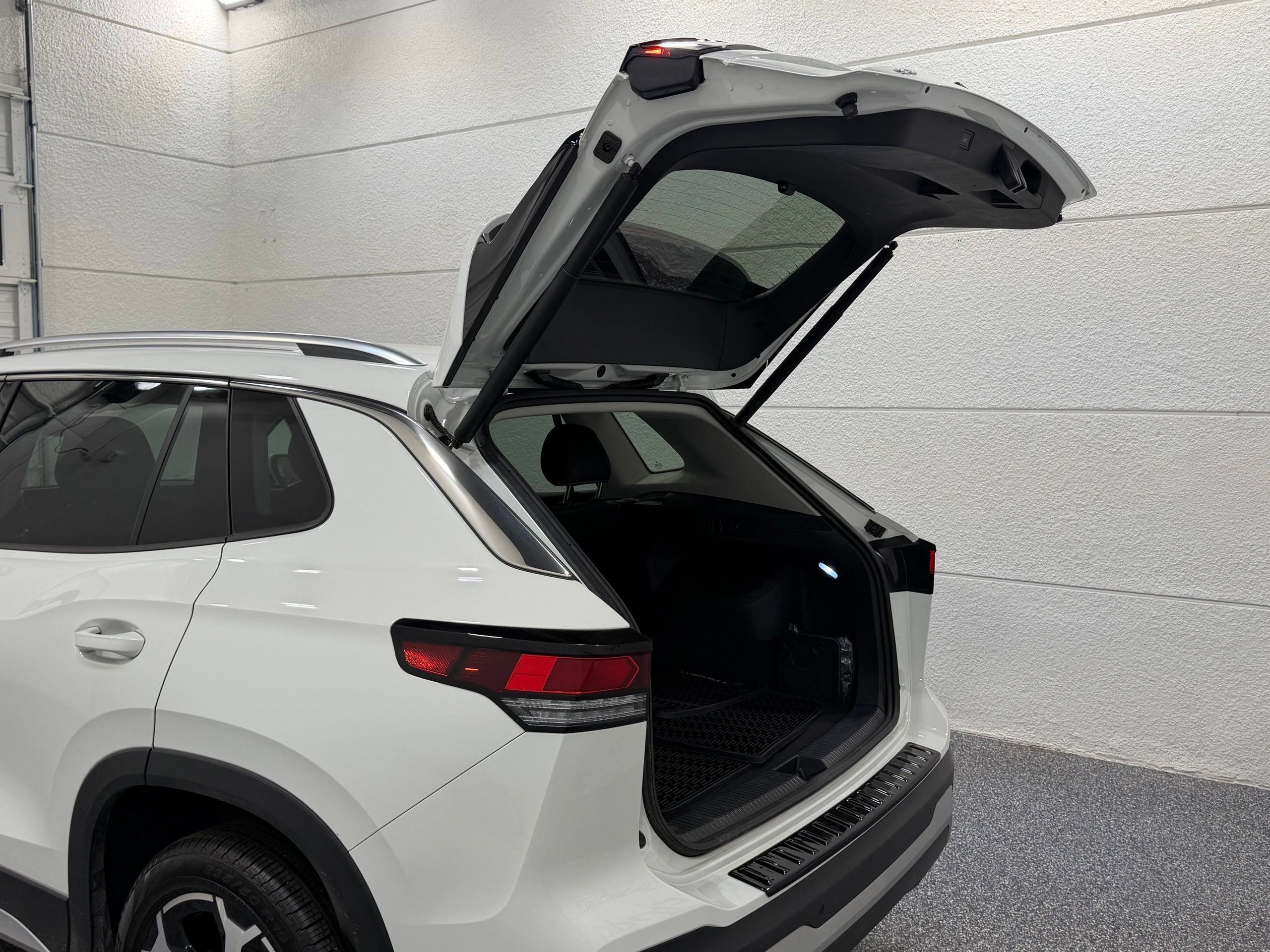 Used 2026 Volkswagen Tiguan SE AWD/4WD image 23