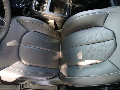 Used 2025 Chrysler Pacifica Select FWD image 24