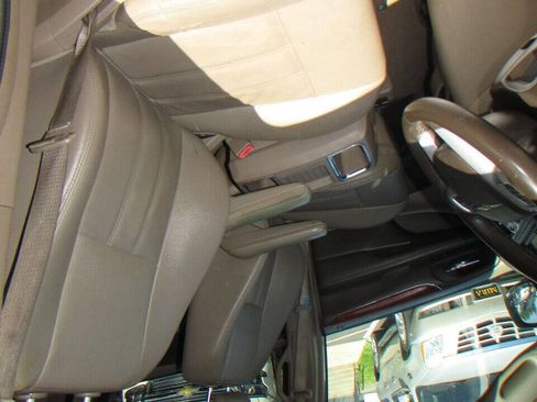 Used 2015 Chrysler Town & Country Touring image 11
