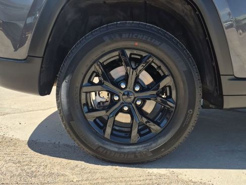 Used 2025 Jeep Grand Cherokee Altitude image 12