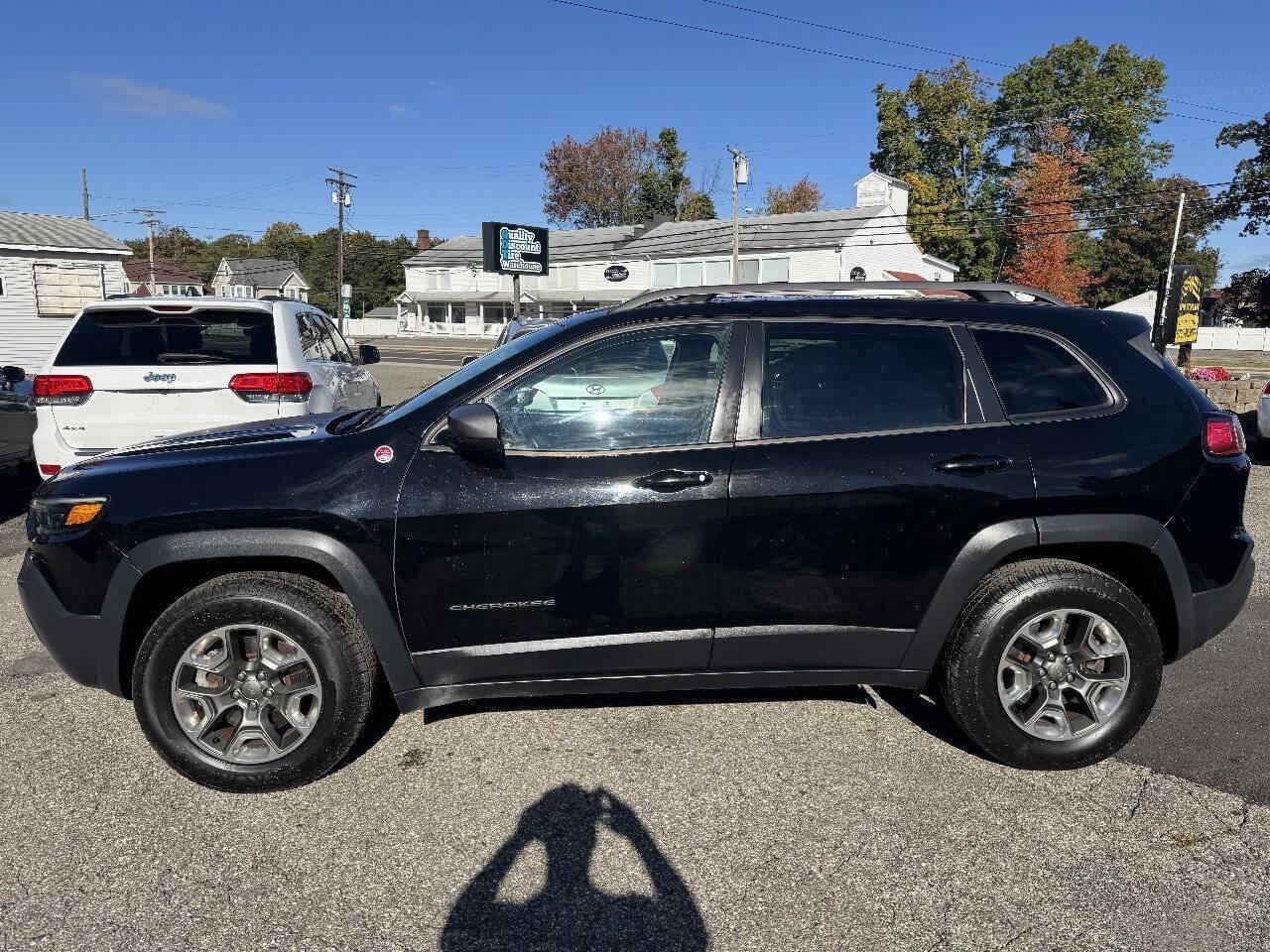 Used 2019 Jeep Cherokee Trailhawk w/ Comfort/Convenience Group AWD/4WD image 12