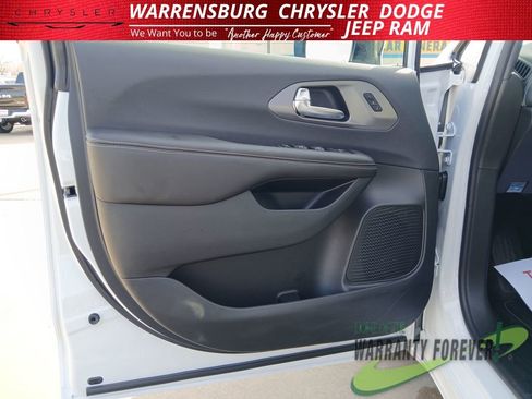 New 2026 Chrysler Pacifica Select image 12