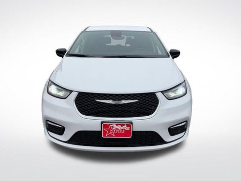 Used 2024 Chrysler Pacifica Touring-L FWD image 2