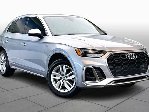 Used 2023 Audi Q5 2.0T Premium w/ Convenience Package AWD/4WD image 3