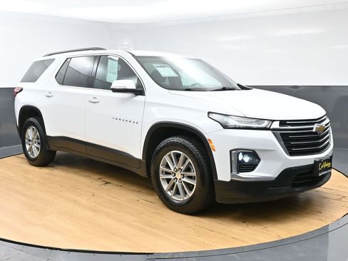 Used 2023 Chevrolet Traverse LT image 3