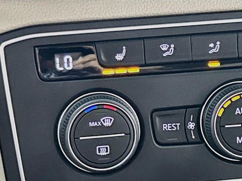 Certified 2020 Volkswagen Atlas SE w/ Panoramic Sunroof Package AWD/4WD image 19