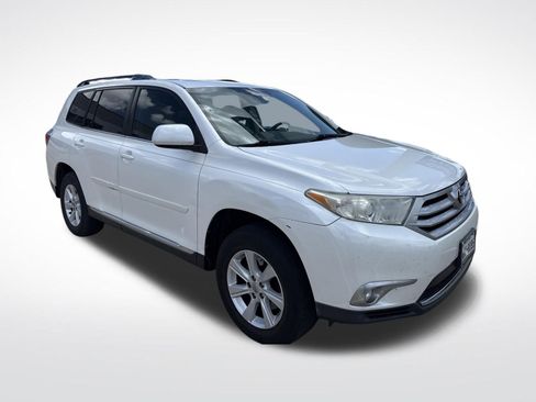 Used 2011 Toyota Highlander SE w/ Tow Pkg FWD image 3