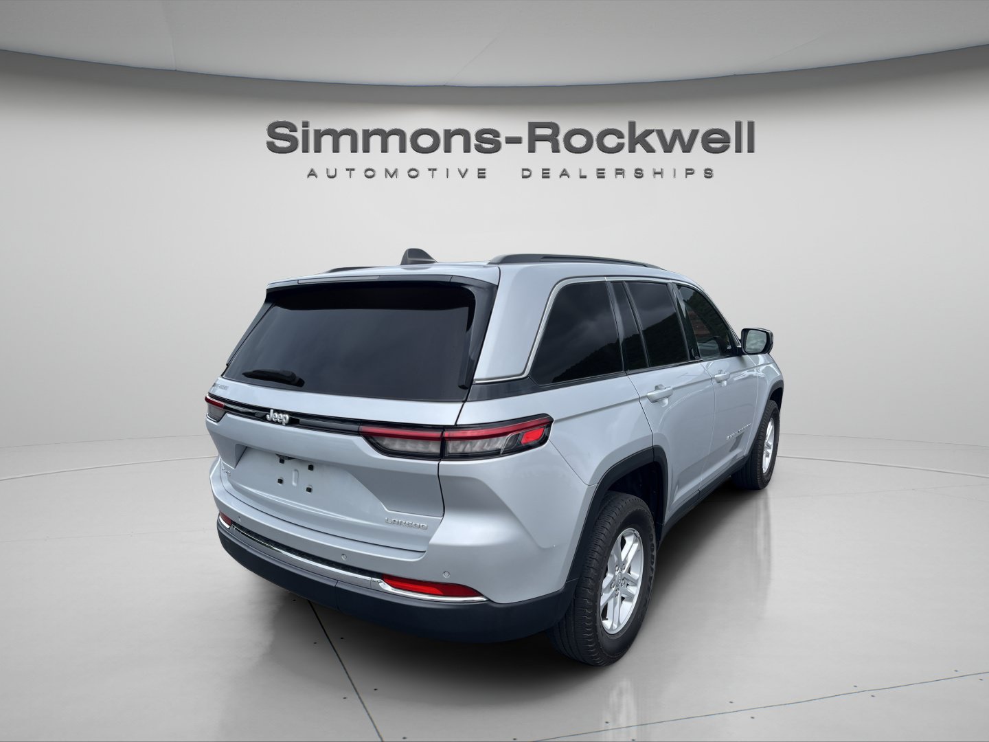 Used 2024 Jeep Grand Cherokee Laredo AWD/4WD image 5