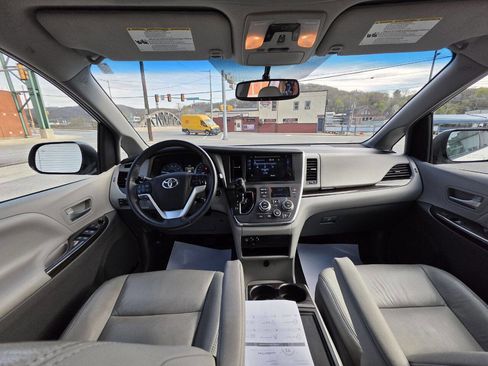 Used 2017 Toyota Sienna XLE image 20