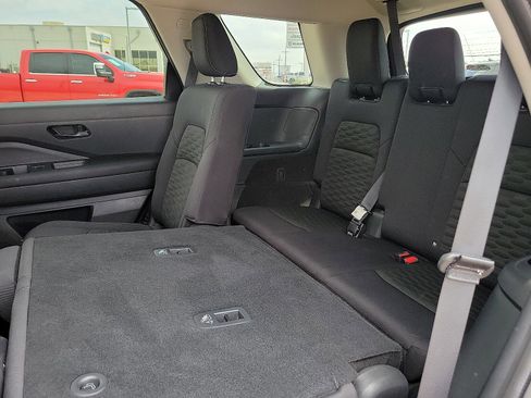 Used 2025 Nissan Pathfinder SV image 8