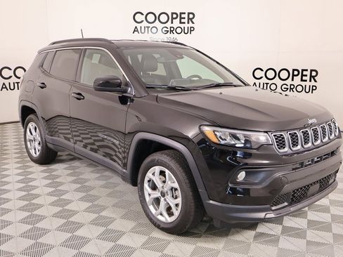 Used 2025 Jeep Compass Latitude image 1