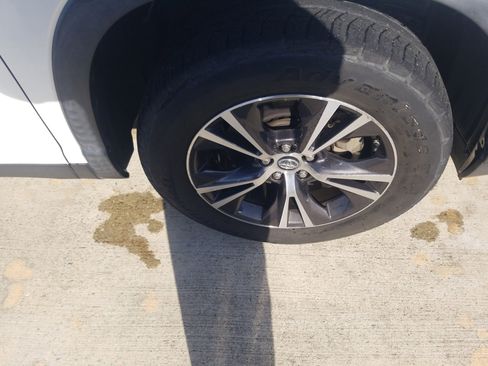 Used 2019 Toyota Highlander LE image 24