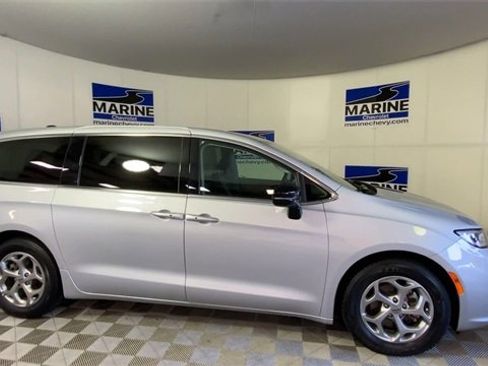 Used 2024 Chrysler Pacifica Limited image 3