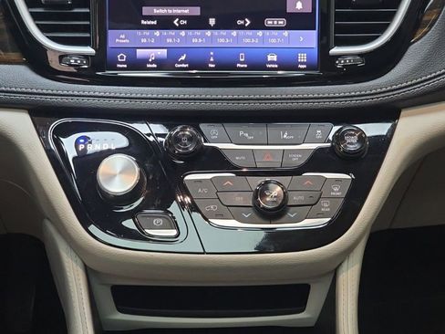 Used 2023 Chrysler Pacifica Limited image 22