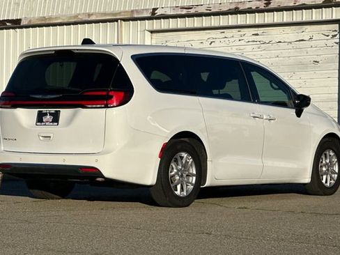 Used 2024 Chrysler Pacifica Touring-L image 4