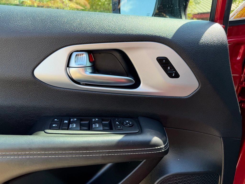 Used 2025 Chrysler Pacifica Limited FWD image 12