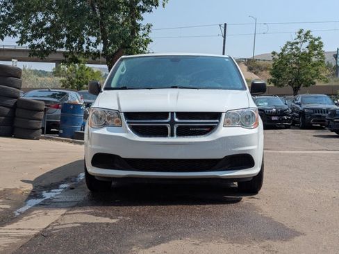 Used 2019 Dodge Grand Caravan SE w/ Rear Park Assist Package FWD image 2