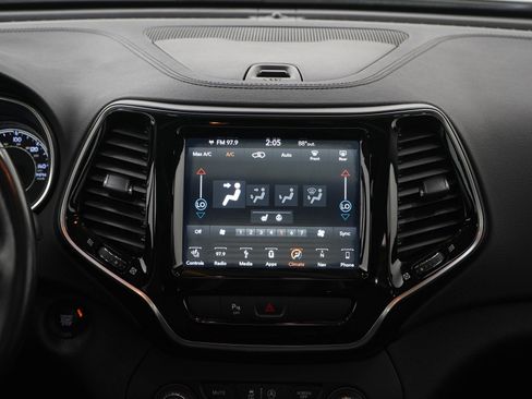 Used 2019 Jeep Cherokee Limited w/ Trailer Tow Group AWD/4WD image 15