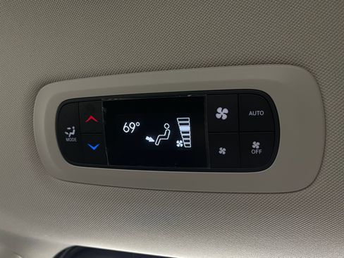 Used 2017 Chrysler Pacifica Touring Plus w/ Tire & Wheel Group FWD image 5