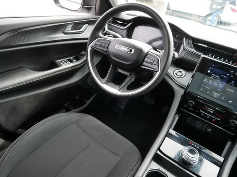 Used 2023 Jeep Grand Cherokee Laredo image 9