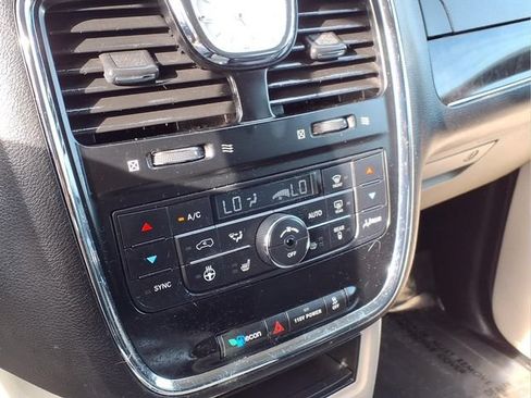 Used 2015 Chrysler Town & Country Touring-L w/ Driver Convenience Group FWD image 6